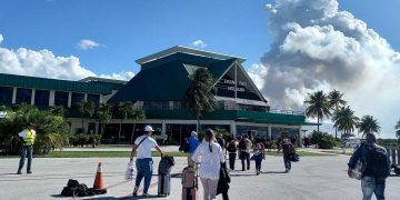 Viajeros llegan al aeropuerto internacional de Holguín. Foto: Aeropuerto Internacional "Frank País García" / Facebook / Archivo.