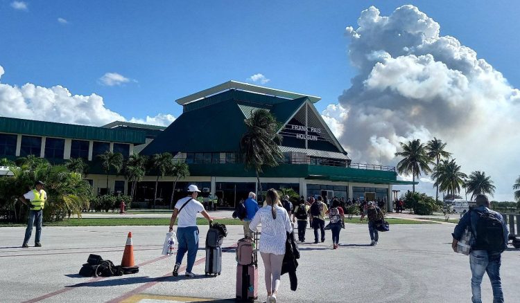 Viajeros llegan al aeropuerto internacional de Holguín. Foto: Aeropuerto Internacional "Frank País García" / Facebook / Archivo.