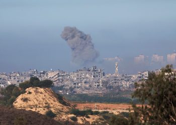 Columnas de humo en la Franja de Gaza como consecuencia de un ataque israelí. Foto: Atef Safadi / EFE.