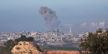 Columnas de humo en la Franja de Gaza como consecuencia de un ataque israelí. Foto: Atef Safadi / EFE.