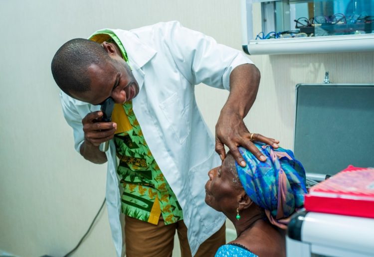 Además de los servicios médicos, el proyecto de colaboración con Cuba incluye la capacitación de oftalmólogos de Jamaica y la asistencia en el mantenimiento de equipos. Foto: jis.gov.jm