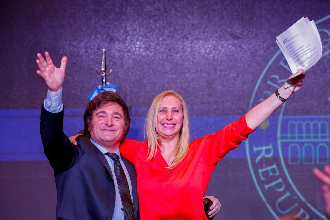 Javier Milei celebra junto a su hermana y jefa de campaña, Karina Milei, tras conocer los resultados que lo dieron como ganador del balotaje, en el "búnker" electoral en Buenos Aires, 19 de noviembre de 2023. Foto: EFE/ Juan Ignacio Roncoroni.