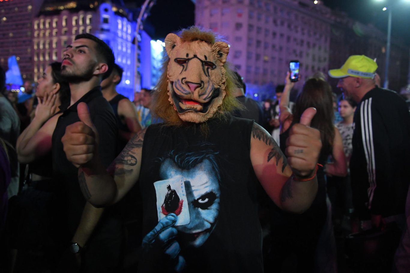 Simpatizantes del presidente electo de Argentina, Javier Milei, celebran en las calles tras conocer los resultados. Foto: EFE/ Juan Ignacio Roncoroni.