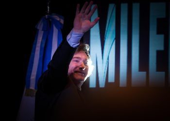 El presidente electo de Argentina, Javier Milei, saluda a los cientos de simpatizantes concentrados para escuchar su discurso, en Buenos Aires, 19 de noviembre de 2023. Foto: EFE/ Juan Ignacio Roncoroni.