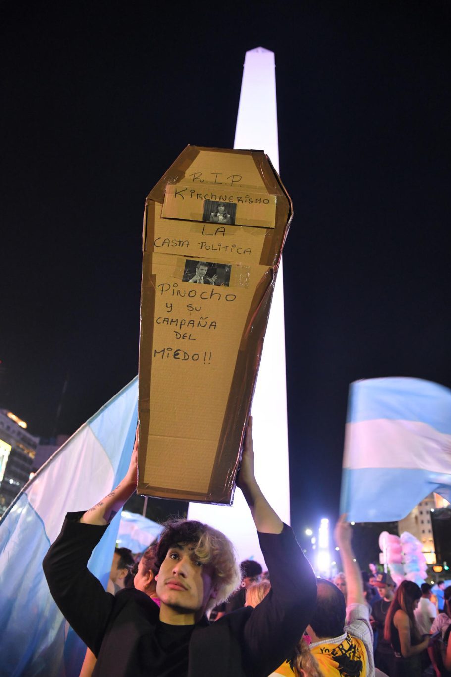 Simpatizantes de Milei celebran en las calles tras conocer los resultados que lo dieron como ganador del balotaje tras la jornada electoral de segunda vuelta, Buenos Aires, 19 de noviembre de 2023. Foto: EFE/ Enrique García Medina.