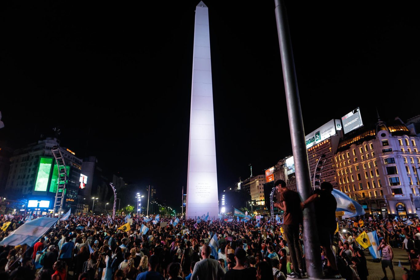 Simpatizantes de Milei celebran en las calles tras conocer los resultados que lo dieron como ganador del balotaje tras la jornada electoral de segunda vuelta, Buenos Aires, 19 de noviembre de 2023. Foto: EFE/ Enrique García Medina.