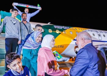 Lula recibe a 32 repatriados de la Franja de Gaza, incluidos niños y adultos brasileños junto a sus familiares palestinos. Foto: @LulaOficial