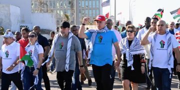 El presidente Miguel Díaz-Canel, junto a su esposa y otros dirigentes cubanos pasan por los alrededores de la Embajada de Estados Unidos en La Habana durante una marcha a favor de Palestina. Foto: @PresidenciaCuba / X.,