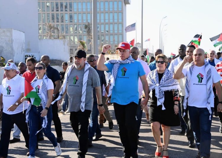 El presidente Miguel Díaz-Canel, junto a su esposa y otros dirigentes cubanos pasan por los alrededores de la Embajada de Estados Unidos en La Habana durante una marcha a favor de Palestina. Foto: @PresidenciaCuba / X.,