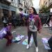 Activistas participan en una marcha con motivo del Día Internacional de la Eliminación de la Violencia Contra la Mujer en Quito, Ecuador. Foto: José Jácome / EFE.