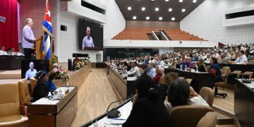 El presidente Miguel Díaz-Canel habla durante la clausura de la IV Conferencia La Nación y la Emigración, en el Palacio de las Convenciones, en La Habana. Foto: @CubaMINREX / X.