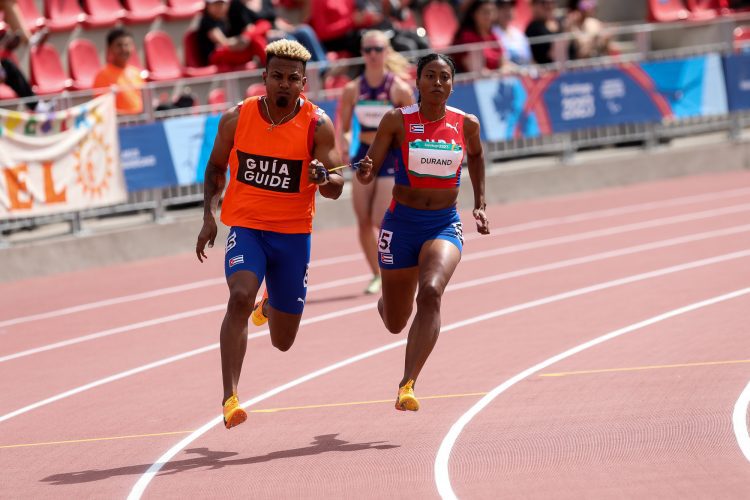 Omara Durand, de Cuba, compite en la semifinal de 200 metros planos del 200 metro del atletismo  durante los VII Juegos Parapanamericanos Santiago 2023. Foto: Calixto N. Llanes/JIT