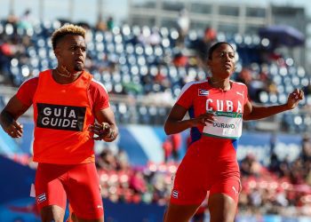 Omara Durand y su guía, Yuniol Kindelán, tras llegar a la meta en la final de los 400 metros categoría T12, en los VII Juegos Parapanamericanos Santiago 2023, en la que finalmente fueron descalificados. Foto: Calixto N. Llanes / Jit.