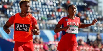 Omara Durand y su guía, Yuniol Kindelán, tras llegar a la meta en la final de los 400 metros categoría T12, en los VII Juegos Parapanamericanos Santiago 2023, en la que finalmente fueron descalificados. Foto: Calixto N. Llanes / Jit.