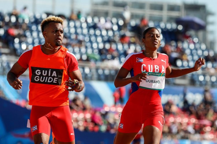 Omara Durand y su guía, Yuniol Kindelán, tras llegar a la meta en la final de los 400 metros categoría T12, en los VII Juegos Parapanamericanos Santiago 2023, en la que finalmente fueron descalificados. Foto: Calixto N. Llanes / Jit.