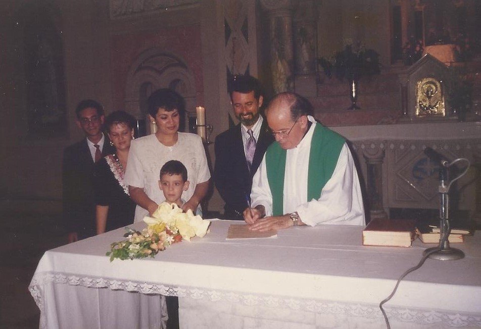 Casando a su sobrino mayor en la Iglesia de Jesús de Miramar, La Habana 1996. Foto:  Archivo familiar.