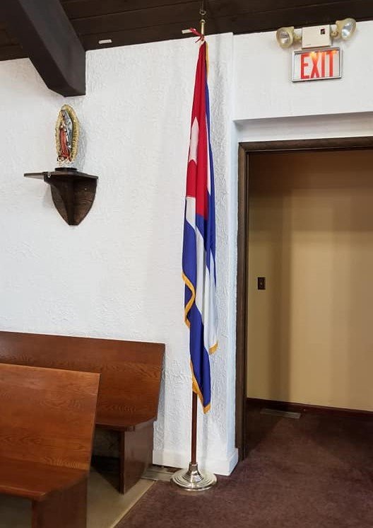 Bandera cubana que recibió cuando se ordenó sacerdote en la Catedral de Lansing, en 1966. Hoy permanece en la parroquia que fundó Lorenzo, Nuestra Señora de Guadalupe. Flint. Foto: Cortesía de Alberto Vázquez.