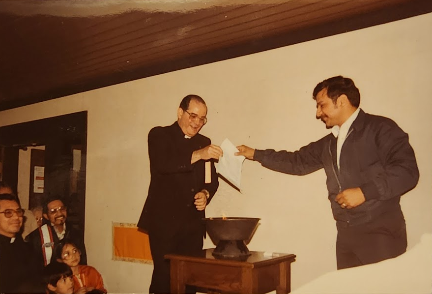 Ritual en la ceremonia de "quema de la hipoteca". Padre Eduardo Lorenzo (I) y Alberto Vásquez, presidente del consejo parroquial. Foto: Cortesía de Alberto Vásquez.