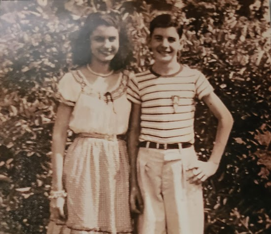 Con su hermana Esther Lorenzo (1930-2018), cuando ella tenía 15 años y él 13. La Habana. Foto: Cortesía de Alberto Vázquez.