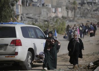 Palestinos avanzan por una calle de Gaza en el tercer día de la tregua entre Israel y Hamás. Foto: MOHAMMED SABER/EFE/EPA.