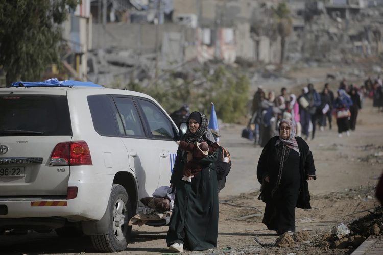 Palestinos avanzan por una calle de Gaza en el tercer día de la tregua entre Israel y Hamás. Foto: MOHAMMED SABER/EFE/EPA.