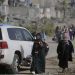 Palestinos avanzan por una calle de Gaza en el tercer día de la tregua entre Israel y Hamás. Foto: MOHAMMED SABER/EFE/EPA.