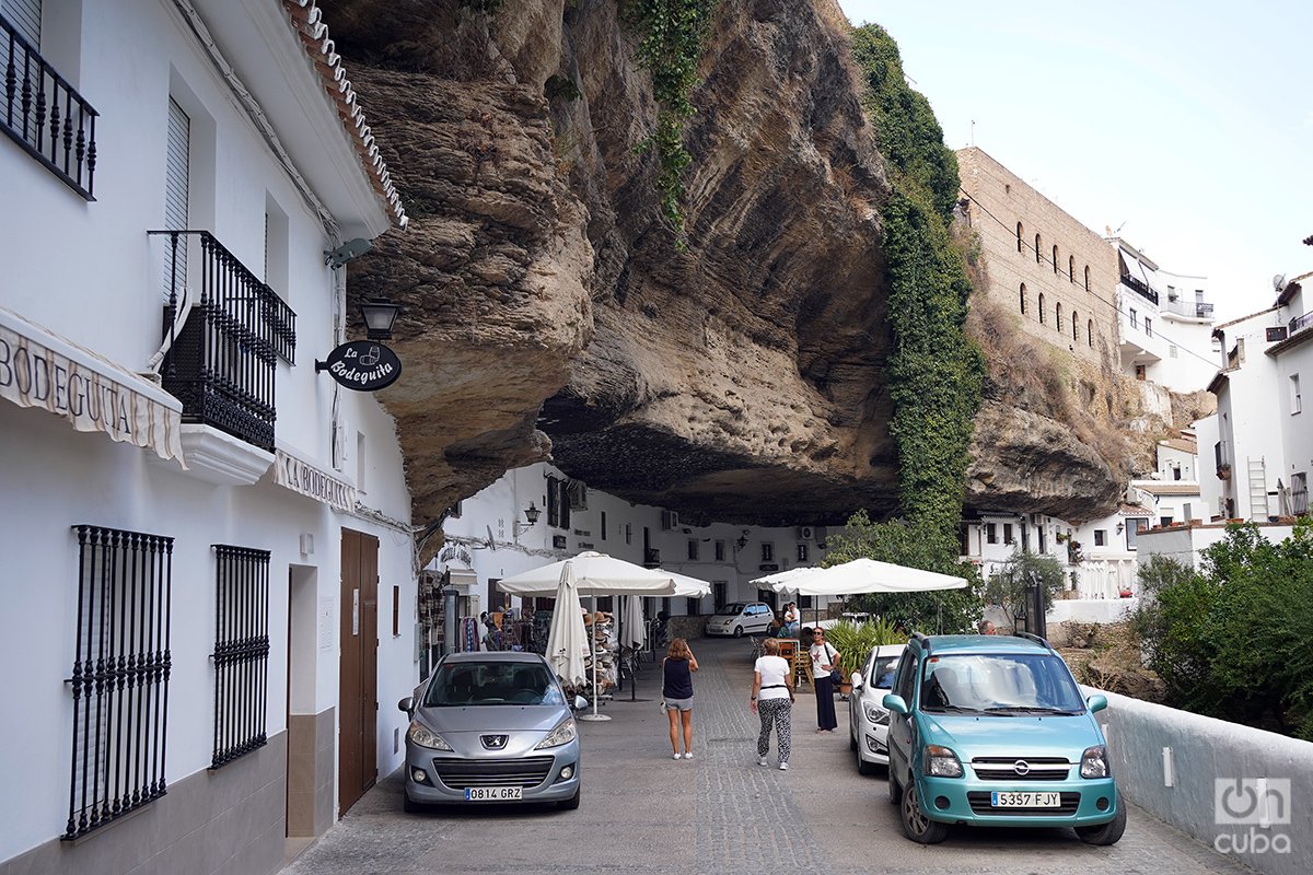 Setenil de las Bodegas tiene su Bodeguita, pero no está en el medio. Foto: Alejandro Ernesto.