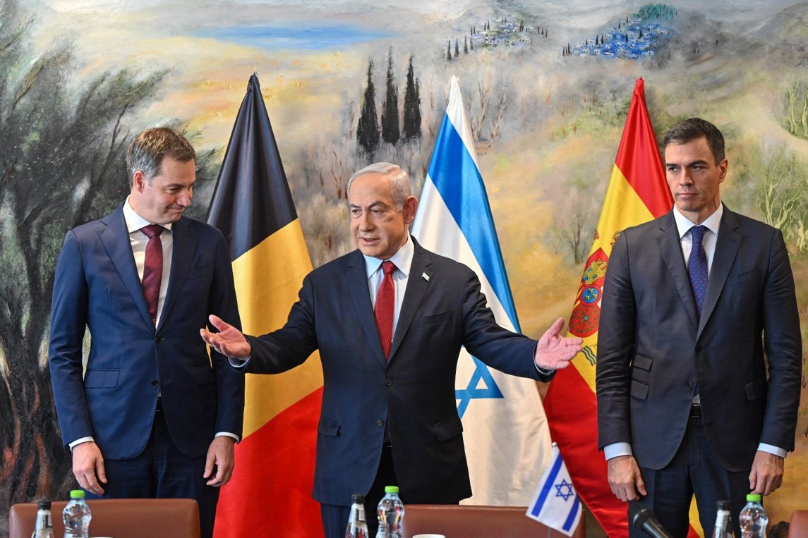 El Presidente del Gobierno español, Pedro Sánchez (d), junto al primer ministro israelí, Benjamin Netanyahu (c), y el primer ministro belga, Alexander de Croo (i), durante un encuentro en Jerusalén el jueves 23 de noviembre de 2023. Foto: Kobi Gideon / Oficina de Prensa del Gobierno de Israel / EFE.