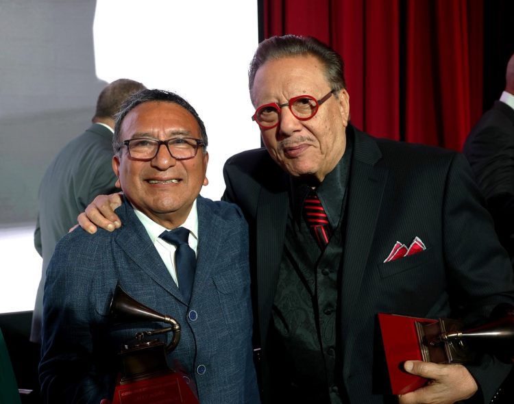 Sandoval junto a Alex Acuña, uno de los premiados por el Consejo Directivo de los Grammy. Foto: @LatinGRAMMYs