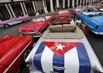 Autos americanos en La Habana, marzo de 2023. Foto: EFE/ Ernesto Mastrascusa.