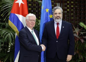 El representante especial de la Unión Europea (UE) para los Derechos Humanos, Eamon Gilmore (i), saluda al director general de Asuntos Multilaterales y Derecho Internacional de Cuba, Rodolfo Benítez Verson, en La Habana. Foto: Ernesto Mastrascusa/EFE.