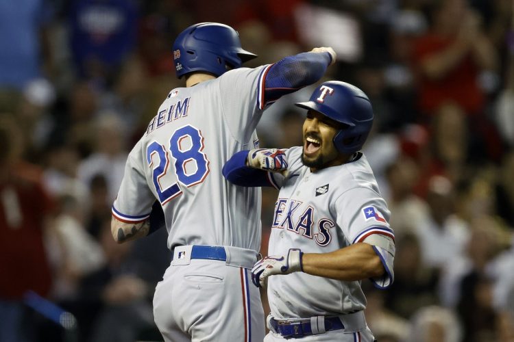 Los Rangers atacaron si piedad a Arizona en la noche de Halloween y se pusieron a una victoria de ganar la Serie Mundial. Foto: John G Mabanglo/EFE.