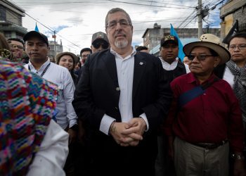 Arévalo de León en una marcha, acompañado de simpatizantes y dirigentes políticos e indígenas, en Ciudad de Guatemala. Foto: David Toro/EFE/ARCHIVO.