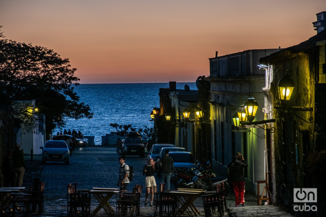 Las calles del barrio histórico de Colonia de Sacramento desembocan en el Río de La Plata. Foto: Kaloian.