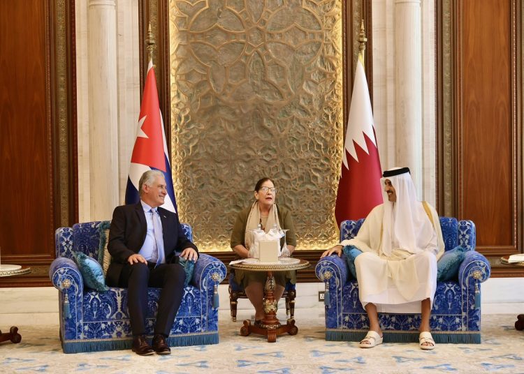 Miguel Díaz-Canel se reunió este domingo con con el emir de Catar, Tamim bin Hamad al Thani, con quien discutió temas de cooperación económica bilateral y los esfuerzos de mediación de Doha, y otros socios, para un cese de hostilidades en la Franja de Gaza. Foto: Tomada de @DiazCanelB