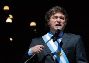 El presidente de Argentina, Javier Milei, en el balcón de la Casa Rosada. Foto: EFE.