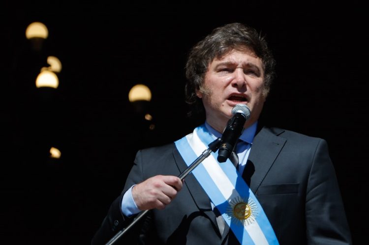 El presidente de Argentina, Javier Milei, en el balcón de la Casa Rosada. Foto: EFE.