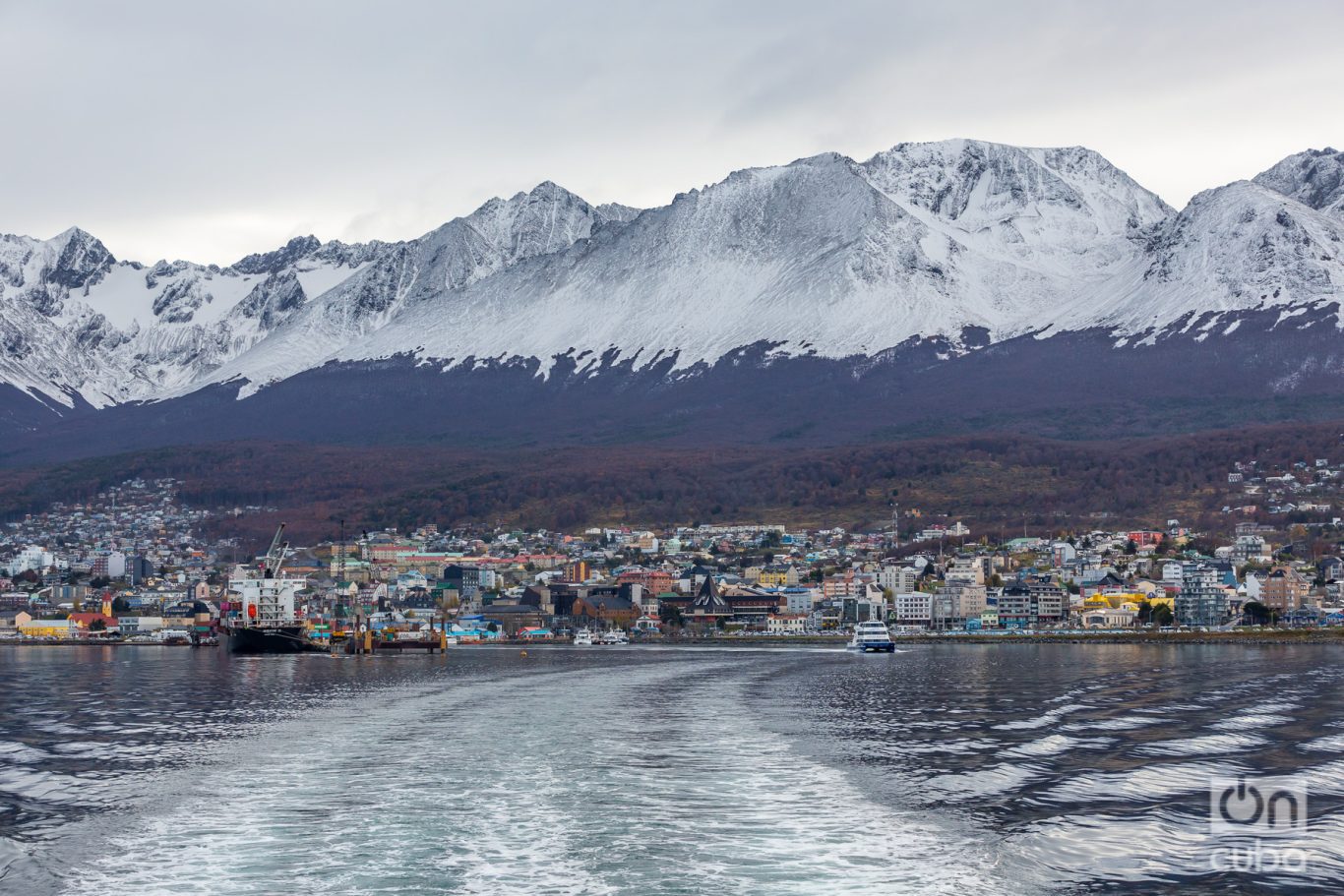  La ciudad de Ushuaia desde las aguas del Canal Beagle. Foto: Kaloian.
