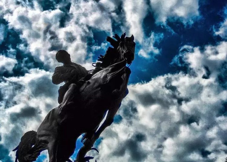 Fragmento de fotografía de la escultura ecuestre de José Martí, del parque habanero 13 de Marzo , de la autoría de Enmanuel Castellls. Foto: Tomada de Instagram.