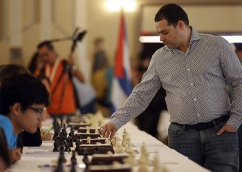 Almeida juega 32 partidas simultáneas. Foto: Ernesto Mastrascusa/EFE.