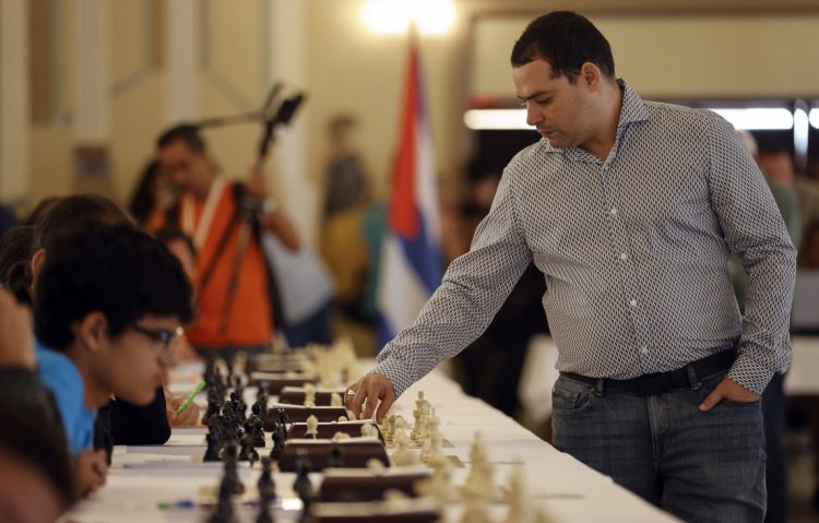 Almeida juega 32 partidas simultáneas. Foto: Ernesto Mastrascusa/EFE.