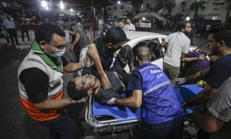 Trabjadores de la salud palestinos trasladan un herido al hospital Al-Shifa, en Gaza. Foto: EFE.