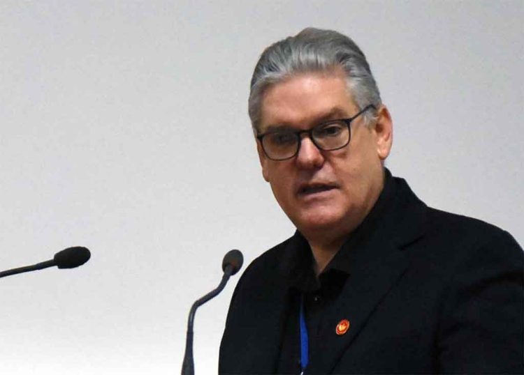 El exministro cubano de Economía, Alejandro Gil, durante una intervención en la Asamblea Nacional. Foto: Prensa Latina / Archivo.