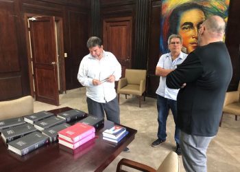 Ivan Giroud entrega un juego a la Biblioteca Nacional del monumental diccionario del cine iberoamericano. Foto. Facebook
