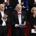 Jon Fosse, al centro, al recibir el Premio Nobel el pasado 10 de diciembre. Foto: CLAUDIO BRESCIANI/ EFE/EPA.