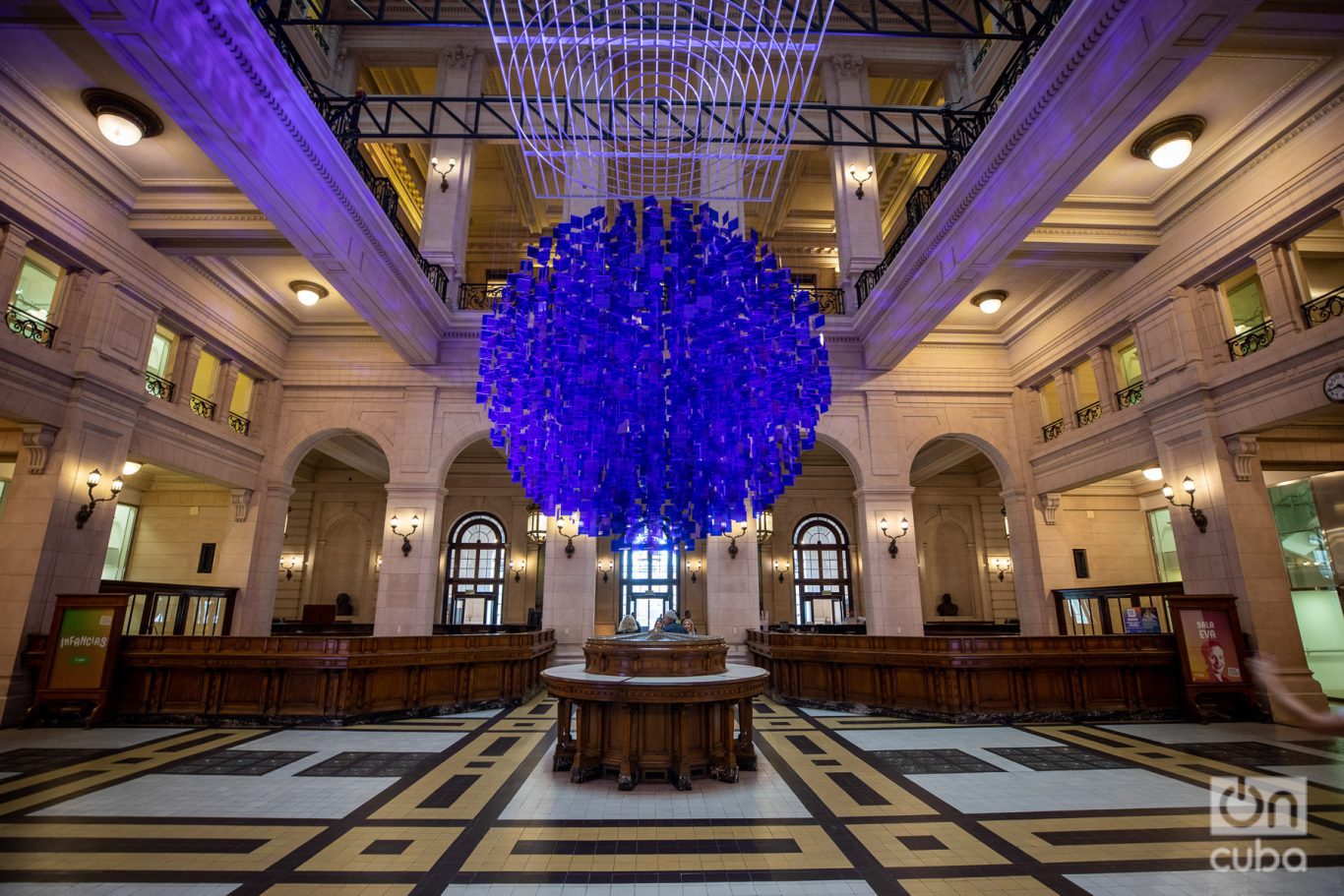  "La esfera azul", instalación de Julio Le Parc instalada en el Centro Cultural Kirchner. Foto: Kaloian.
