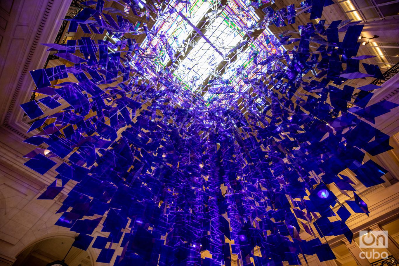 Detalle de "La esfera azul", instalación de Julio Le Parc en el Centro Cultural Kirchner. Foto: Kaloian.