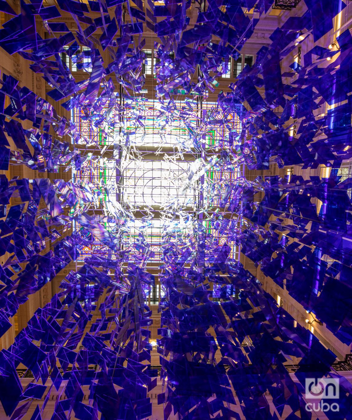"La esfera azul", de Julio Le Parc, está compuesta por 3 mil piezas de acrílico, tanza y metal. Foto: Kaloian.