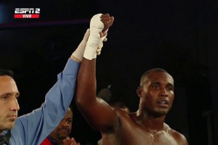 El cubano Julio César La Cruz es decretado ganador en un combate profesional. Foto: ESPN / Archivo.