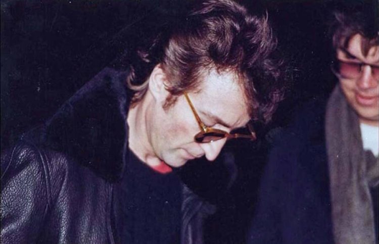 John Lennon y su asesino, Mark David Chapman. Foto: Archivo.